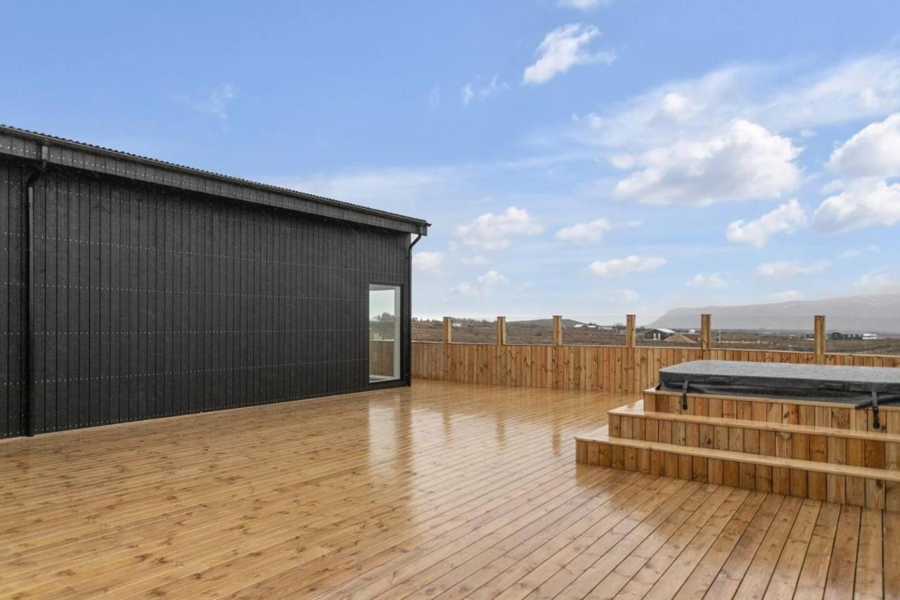Luxury Log Home With A Hot Tub Селфосс Экстерьер фото