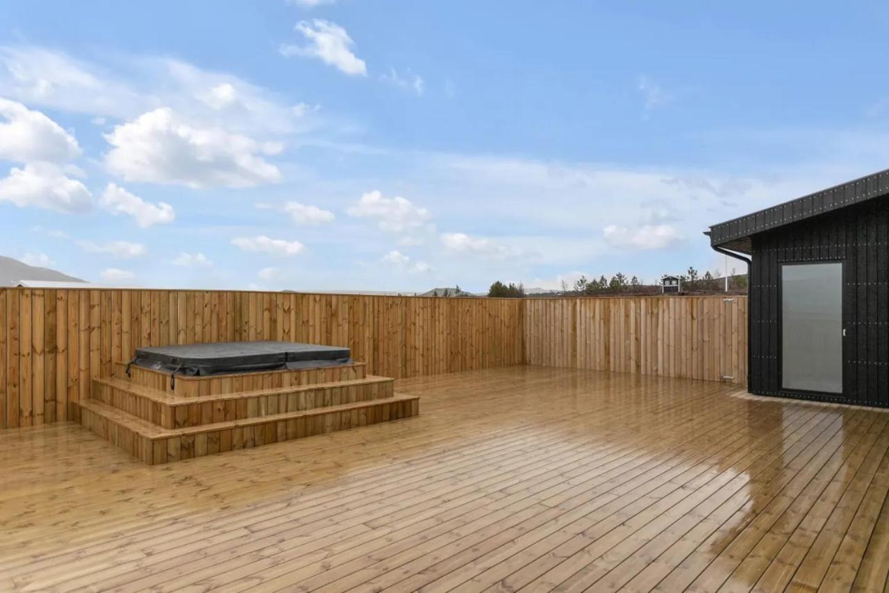 Luxury Log Home With A Hot Tub Селфосс Экстерьер фото