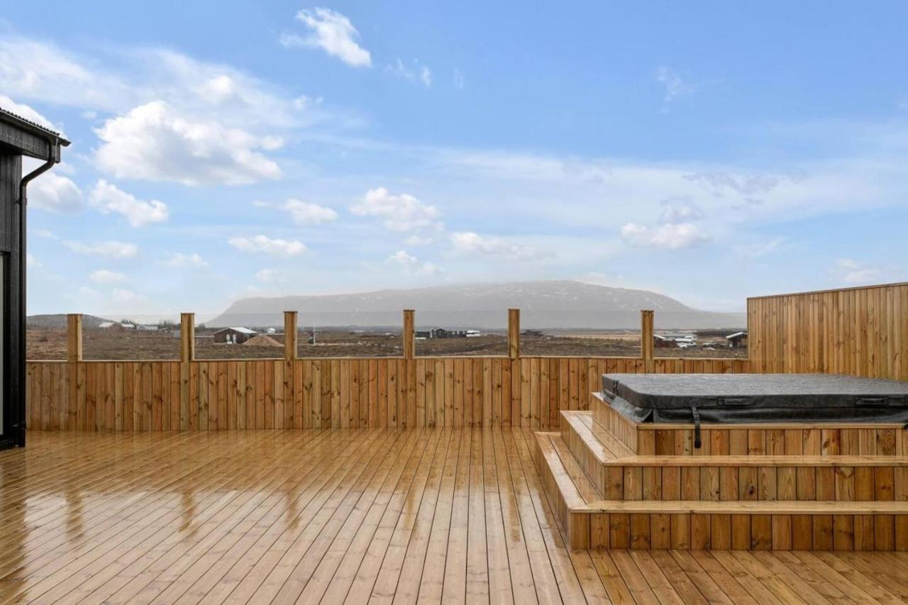 Luxury Log Home With A Hot Tub Селфосс Экстерьер фото